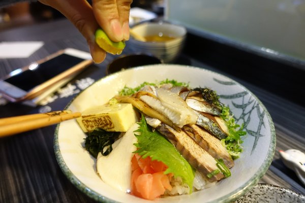 肥猫漁夫 海鮮丼專賣店:(胖樺食記)東北角當季海產直送丼飯專賣店「肥貓漁夫」。近捷運中山國小站NT. 180就有高CP值丼飯可品嘗
