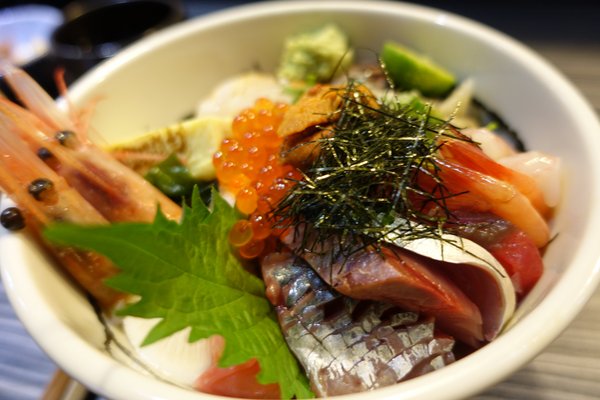 肥猫漁夫 海鮮丼專賣店:(胖樺食記)東北角當季海產直送丼飯專賣店「肥貓漁夫」。近捷運中山國小站NT. 180就有高CP值丼飯可品嘗