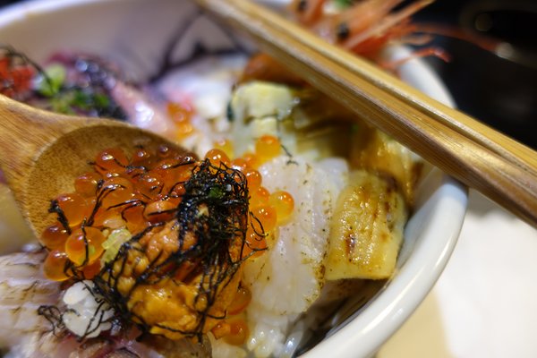 肥猫漁夫 海鮮丼專賣店:(胖樺食記)東北角當季海產直送丼飯專賣店「肥貓漁夫」。近捷運中山國小站NT. 180就有高CP值丼飯可品嘗