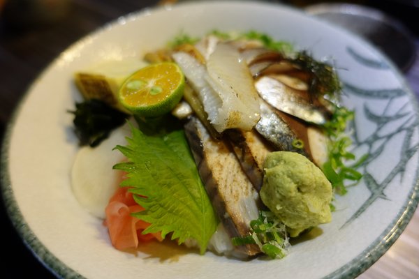 肥猫漁夫 海鮮丼專賣店:(胖樺食記)東北角當季海產直送丼飯專賣店「肥貓漁夫」。近捷運中山國小站NT. 180就有高CP值丼飯可品嘗