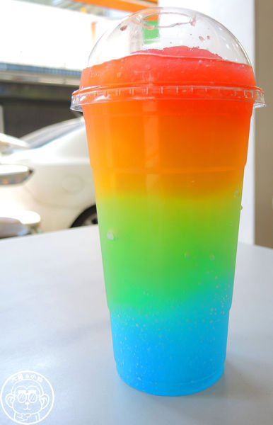 彩虹冰沙:呷飽祙【新北淡水・彩虹冰沙】韓劇出現過的彩虹冰台灣買得到