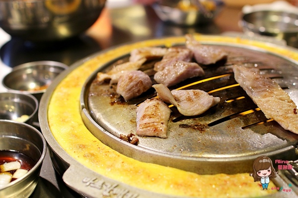 新麻蒲海鷗臺灣1號店：【食記】台北東區 新麻蒲海鷗臺灣1號店마포갈매기 韓式烤肉 松阪豬 海鷗肉 雪花沙朗牛 爐邊蛋