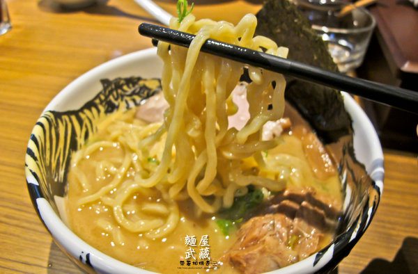 麵屋武藏(鷹虎店):台南 中西區.來自東京的武士魂拉麵 麵屋武藏 鷹虎(新天地)
