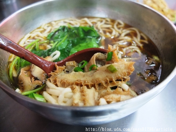 哦K四川妹牛肉麵館:【美食特搜。屏東市】哦K四川妹牛肉麵館。濃郁麻香的牛肉湯底 麻酸辣的味蕾層次 品嚐陸配媽媽的料理手藝
