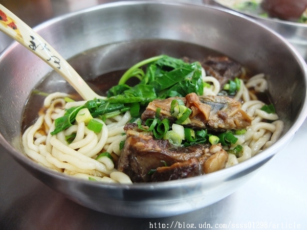 哦K四川妹牛肉麵館:【美食特搜。屏東市】哦K四川妹牛肉麵館。濃郁麻香的牛肉湯底 麻酸辣的味蕾層次 品嚐陸配媽媽的料理手藝