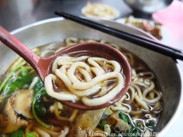 哦K四川妹牛肉麵館:【美食特搜。屏東市】哦K四川妹牛肉麵館。濃郁麻香的牛肉湯底 麻酸辣的味蕾層次 品嚐陸配媽媽的料理手藝