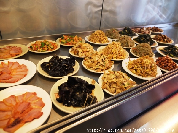 哦K四川妹牛肉麵館:【美食特搜。屏東市】哦K四川妹牛肉麵館。濃郁麻香的牛肉湯底 麻酸辣的味蕾層次 品嚐陸配媽媽的料理手藝