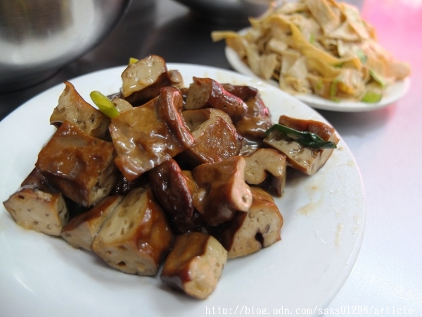 哦K四川妹牛肉麵館:【美食特搜。屏東市】哦K四川妹牛肉麵館。濃郁麻香的牛肉湯底 麻酸辣的味蕾層次 品嚐陸配媽媽的料理手藝