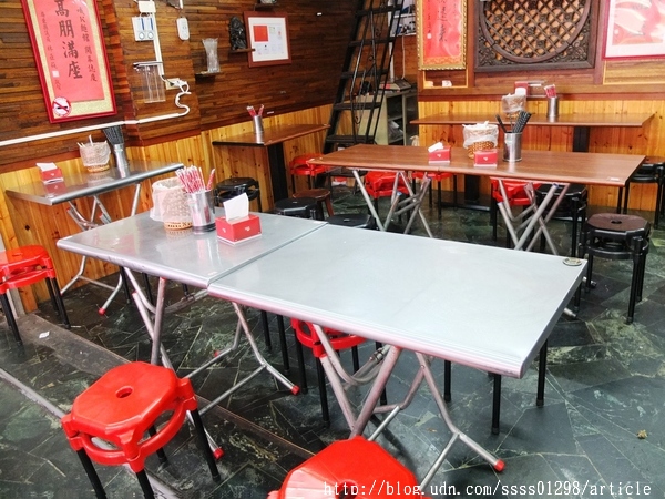 哦K四川妹牛肉麵館:【美食特搜。屏東市】哦K四川妹牛肉麵館。濃郁麻香的牛肉湯底 麻酸辣的味蕾層次 品嚐陸配媽媽的料理手藝