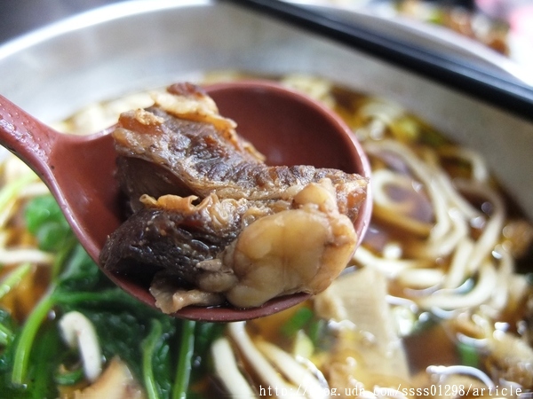 哦K四川妹牛肉麵館:【美食特搜。屏東市】哦K四川妹牛肉麵館。濃郁麻香的牛肉湯底 麻酸辣的味蕾層次 品嚐陸配媽媽的料理手藝