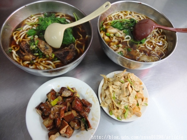 哦K四川妹牛肉麵館:【美食特搜。屏東市】哦K四川妹牛肉麵館。濃郁麻香的牛肉湯底 麻酸辣的味蕾層次 品嚐陸配媽媽的料理手藝