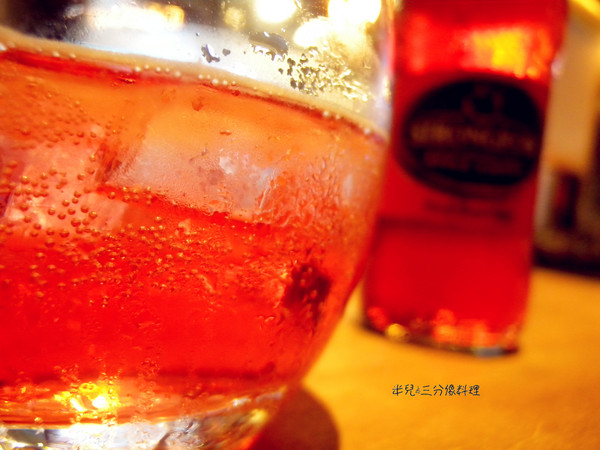 TAKE OUT burger & cafe：[台北。大安區]TAKE OUT burger & cafe 漢堡 啤酒  享樂微醺之夜