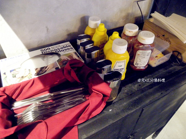 TAKE OUT burger & cafe：[台北。大安區]TAKE OUT burger & cafe 漢堡 啤酒  享樂微醺之夜