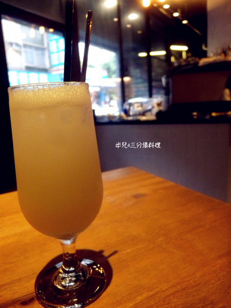 TAKE OUT burger & cafe：[台北。大安區]TAKE OUT burger & cafe 漢堡 啤酒  享樂微醺之夜