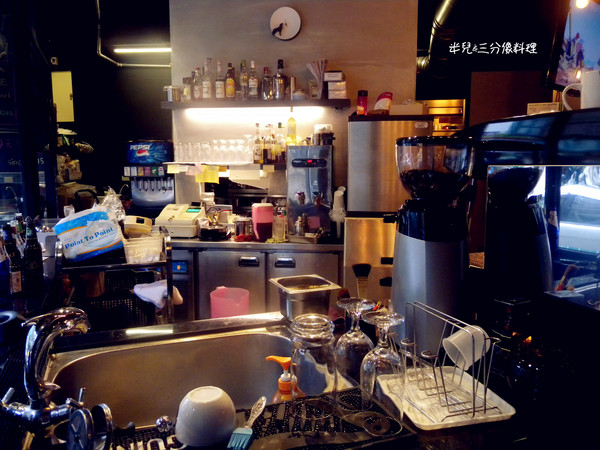 TAKE OUT burger & cafe：[台北。大安區]TAKE OUT burger & cafe 漢堡 啤酒  享樂微醺之夜