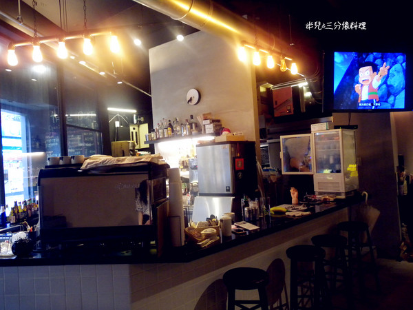 TAKE OUT burger & cafe：[台北。大安區]TAKE OUT burger & cafe 漢堡 啤酒  享樂微醺之夜