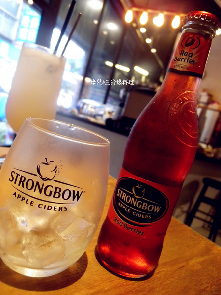 TAKE OUT burger & cafe：[台北。大安區]TAKE OUT burger & cafe 漢堡 啤酒  享樂微醺之夜