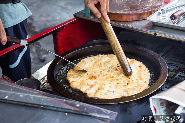 東港蔥油餅:【食記】{屏東。東港鎮}東港在地人都知道的美食,馬祖蔥油餅酥薄脆