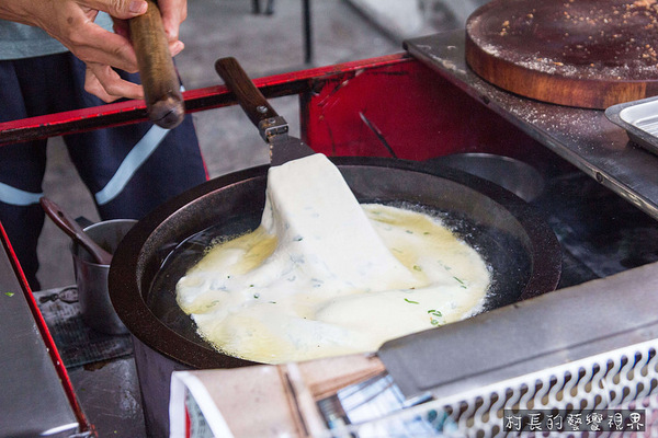 東港蔥油餅:【食記】{屏東。東港鎮}東港在地人都知道的美食,馬祖蔥油餅酥薄脆