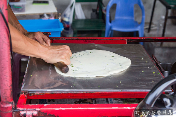 東港蔥油餅:【食記】{屏東。東港鎮}東港在地人都知道的美食,馬祖蔥油餅酥薄脆