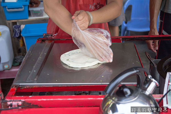 東港蔥油餅:【食記】{屏東。東港鎮}東港在地人都知道的美食,馬祖蔥油餅酥薄脆