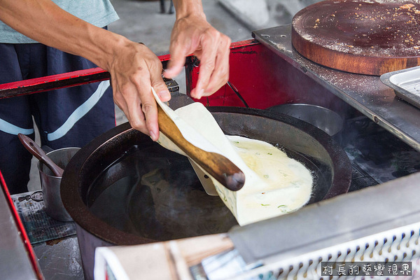 東港蔥油餅:【食記】{屏東。東港鎮}東港在地人都知道的美食,馬祖蔥油餅酥薄脆