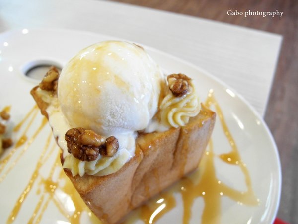 夏帕焗烤專賣(台南夢時代店)：【台南】夏帕焗烤專賣 (夢時代店) ──BABY蜜糖土司／平價焗烤／推辣肉醬起司脆餅