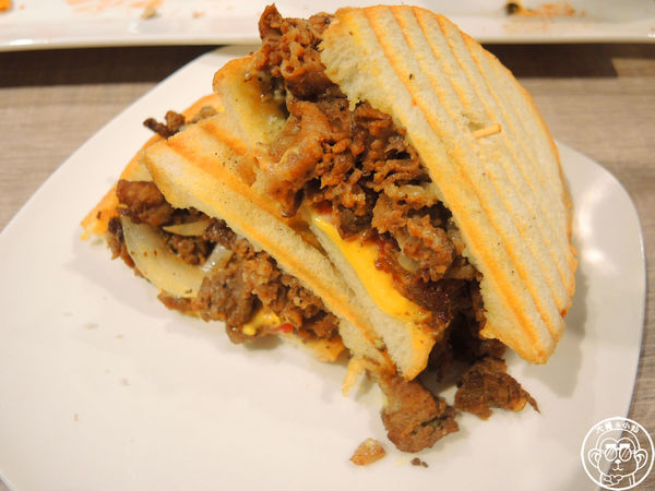 豐滿咖啡早午餐:呷飽祙【新北新莊・豐滿咖啡早午餐(新莊店)】澎派早餐又一發