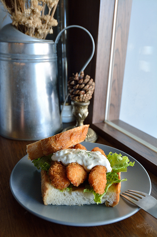 山房Mountain House 新竹早午餐:自製塔塔魚三明治,草莓醬多到滿出來的草莓吐司