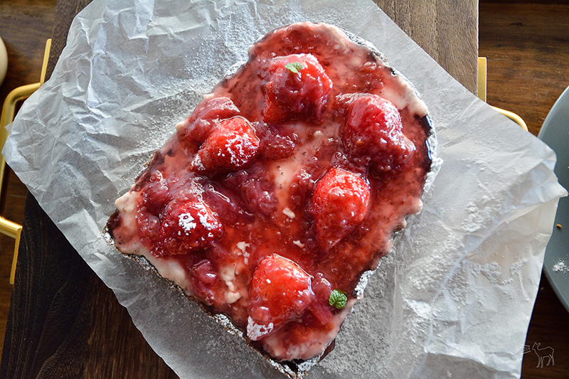 山房Mountain House 新竹早午餐:自製塔塔魚三明治,草莓醬多到滿出來的草莓吐司