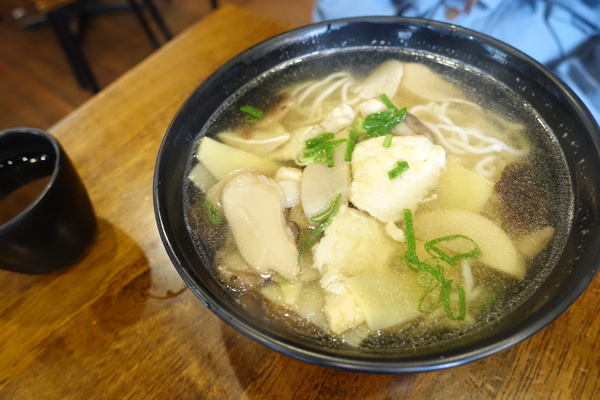 極味棧抄手麵食(永貞店):(胖樺食記)永和美食「極味棧抄手麵食」,永貞路上的平價麵店,紅油抄手麵/ 川味擔擔麵/魚香紹子麵/香菇雞片麵/紅燒獅子頭麵