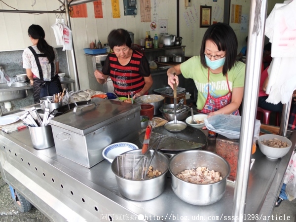 東山肉圓:【美食特搜。台南東山區】東山肉圓。70年正宗祖傳老店 傳承三代 鹹香十足肉圓搭配20元綜合湯 好激推!!