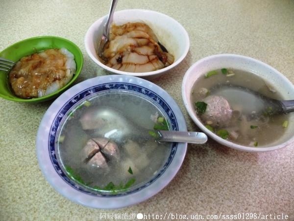 東山肉圓:【美食特搜。台南東山區】東山肉圓。70年正宗祖傳老店 傳承三代 鹹香十足肉圓搭配20元綜合湯 好激推!!