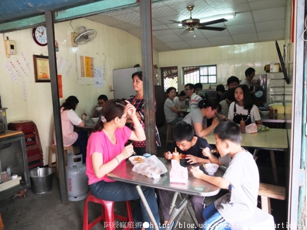 東山肉圓:【美食特搜。台南東山區】東山肉圓。70年正宗祖傳老店 傳承三代 鹹香十足肉圓搭配20元綜合湯 好激推!!