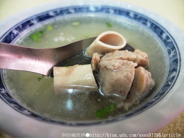 東山肉圓:【美食特搜。台南東山區】東山肉圓。70年正宗祖傳老店 傳承三代 鹹香十足肉圓搭配20元綜合湯 好激推!!