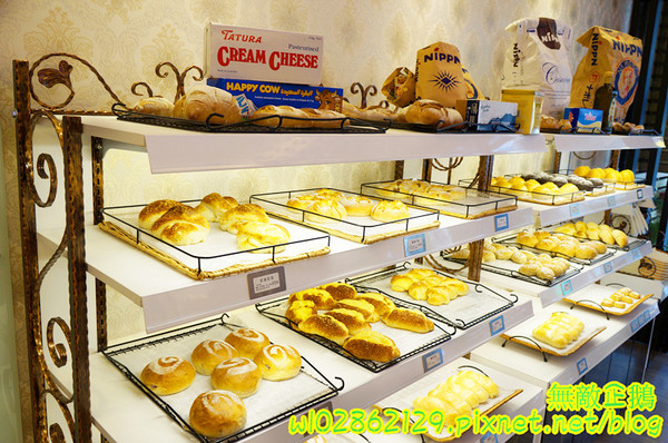 Mr. Deer:【台南-東區】平價x甜點...少女心裝潢~日本進口拿破崙麵粉/安佳無鹽奶油/義大利冷壓初榨橄欖油《Mr. Deer》