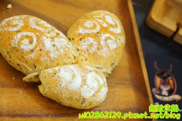 Mr. Deer:【台南-東區】平價x甜點...少女心裝潢~日本進口拿破崙麵粉/安佳無鹽奶油/義大利冷壓初榨橄欖油《Mr. Deer》