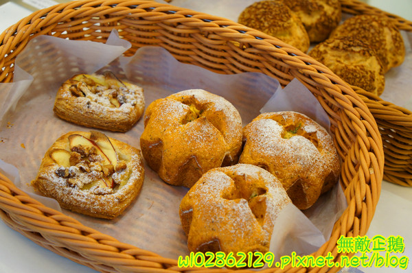 Mr. Deer:【台南-東區】平價x甜點...少女心裝潢~日本進口拿破崙麵粉/安佳無鹽奶油/義大利冷壓初榨橄欖油《Mr. Deer》