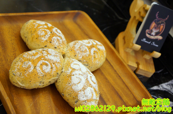 Mr. Deer:【台南-東區】平價x甜點...少女心裝潢~日本進口拿破崙麵粉/安佳無鹽奶油/義大利冷壓初榨橄欖油《Mr. Deer》