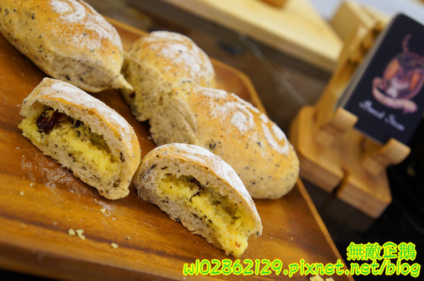 Mr. Deer:【台南-東區】平價x甜點...少女心裝潢~日本進口拿破崙麵粉/安佳無鹽奶油/義大利冷壓初榨橄欖油《Mr. Deer》