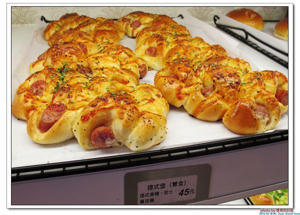 Mr. Deer：(台南東區。美食) Mr. Deer＿健康美味麵包店。真材實料。採用進口高級麵粉。獨家烘焙手法，讓麵包像會呼吸般蓬鬆。純粹美味吃的到!