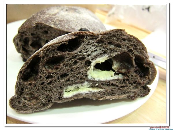 Mr. Deer：(台南東區。美食) Mr. Deer＿健康美味麵包店。真材實料。採用進口高級麵粉。獨家烘焙手法，讓麵包像會呼吸般蓬鬆。純粹美味吃的到!