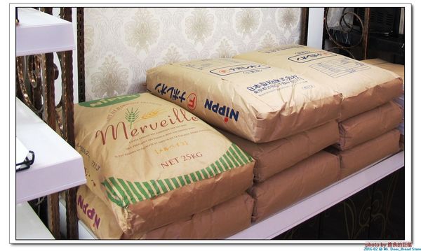 Mr. Deer：(台南東區。美食) Mr. Deer＿健康美味麵包店。真材實料。採用進口高級麵粉。獨家烘焙手法，讓麵包像會呼吸般蓬鬆。純粹美味吃的到!