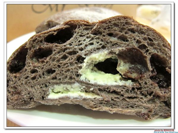 Mr. Deer：(台南東區。美食) Mr. Deer＿健康美味麵包店。真材實料。採用進口高級麵粉。獨家烘焙手法，讓麵包像會呼吸般蓬鬆。純粹美味吃的到!