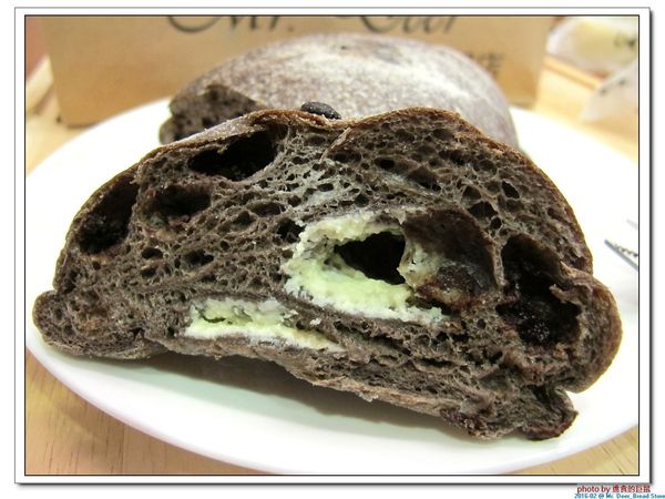 Mr. Deer：(台南東區。美食) Mr. Deer＿健康美味麵包店。真材實料。採用進口高級麵粉。獨家烘焙手法，讓麵包像會呼吸般蓬鬆。純粹美味吃的到!