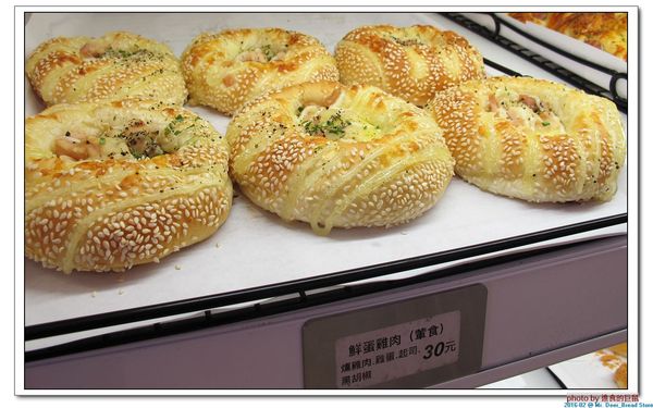 Mr. Deer：(台南東區。美食) Mr. Deer＿健康美味麵包店。真材實料。採用進口高級麵粉。獨家烘焙手法，讓麵包像會呼吸般蓬鬆。純粹美味吃的到!