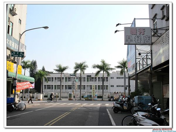 Mr. Deer：(台南東區。美食) Mr. Deer＿健康美味麵包店。真材實料。採用進口高級麵粉。獨家烘焙手法，讓麵包像會呼吸般蓬鬆。純粹美味吃的到!