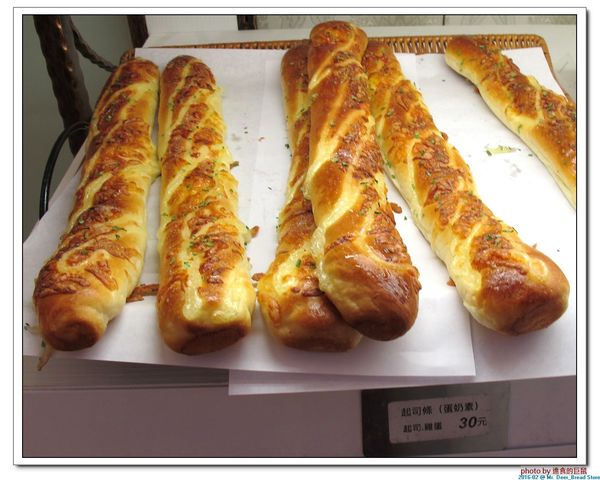 Mr. Deer：(台南東區。美食) Mr. Deer＿健康美味麵包店。真材實料。採用進口高級麵粉。獨家烘焙手法，讓麵包像會呼吸般蓬鬆。純粹美味吃的到!