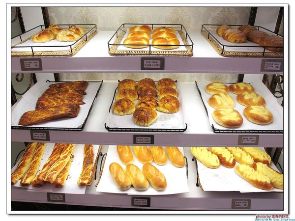 Mr. Deer：(台南東區。美食) Mr. Deer＿健康美味麵包店。真材實料。採用進口高級麵粉。獨家烘焙手法，讓麵包像會呼吸般蓬鬆。純粹美味吃的到!