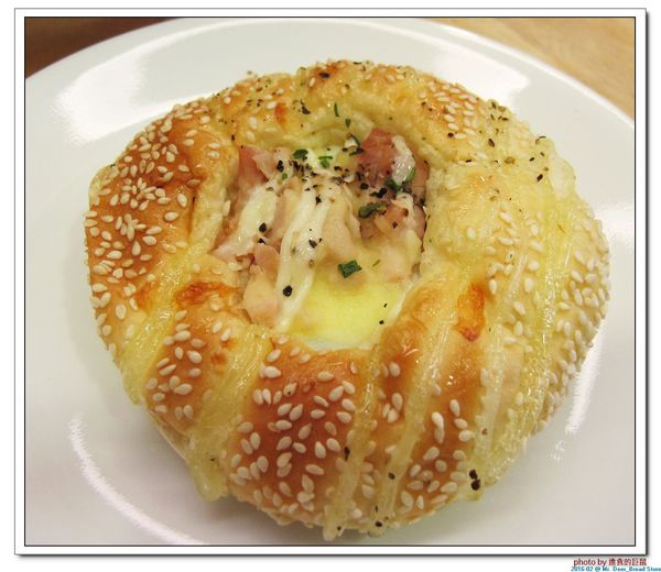 Mr. Deer：(台南東區。美食) Mr. Deer＿健康美味麵包店。真材實料。採用進口高級麵粉。獨家烘焙手法，讓麵包像會呼吸般蓬鬆。純粹美味吃的到!